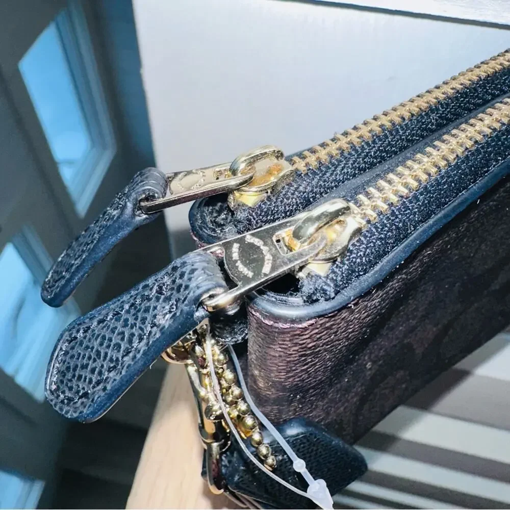 COACH - Double Corner zip brown wristlet - Picture 3 of 12